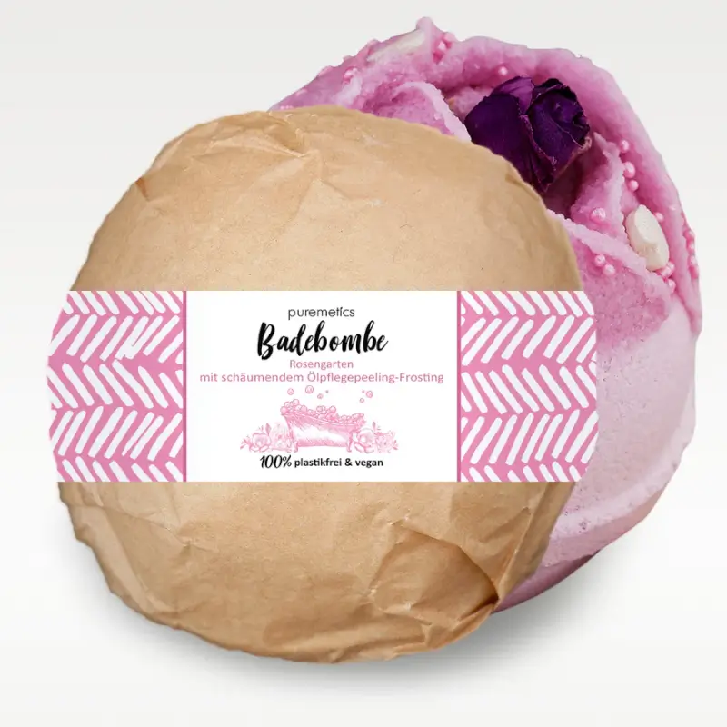 puremetics_Badebombe_Rosengarten_Produktbilder_Verpackt-Vorne-Grau_900x puremetics Badebombe Rosengarten Produktbilder Verpackt Vorne